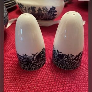 Blue Willow salt and Pepper shakers, great condition!